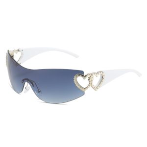 Fashionable women's sunglasses